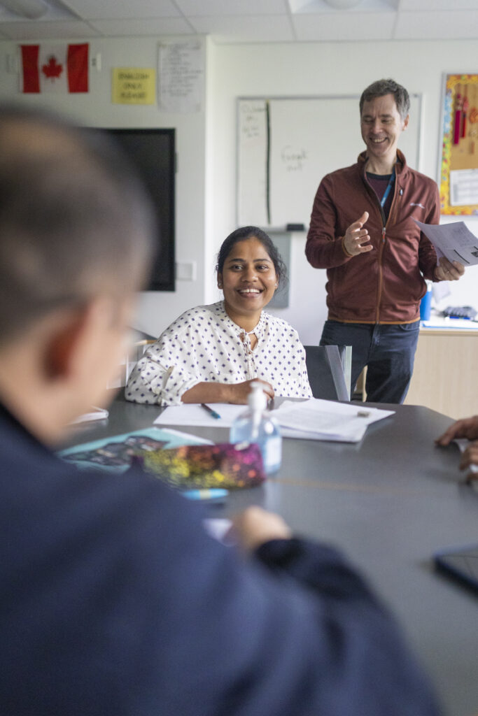 Студенти-новачки посміхаються на заняттях під час програми ISSofBC ЛІНК, святкуючи навчання та спільноту під час Привітального тижня.